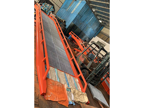 移動(dòng)登車橋